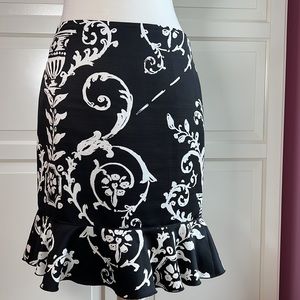 White House Black Market pencil skirt with flared hemline fully lined size 6